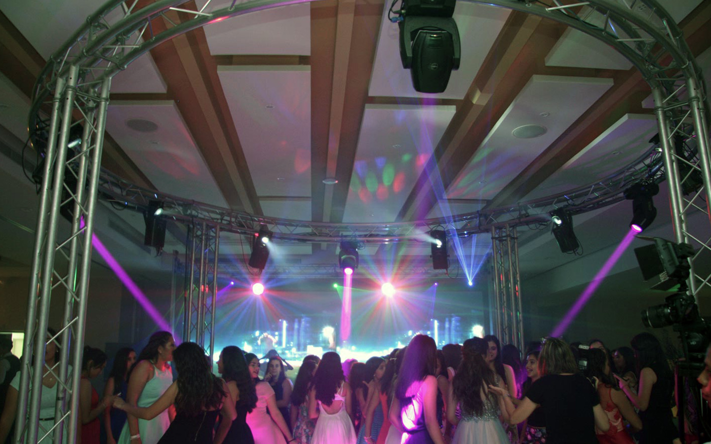 12-donde-rentan-luces-iluminacion-lekos-eventos-fiestas-graduaciones-xv-anos-bodas-escenarios-arquitectonica-decorativa-en-tampico