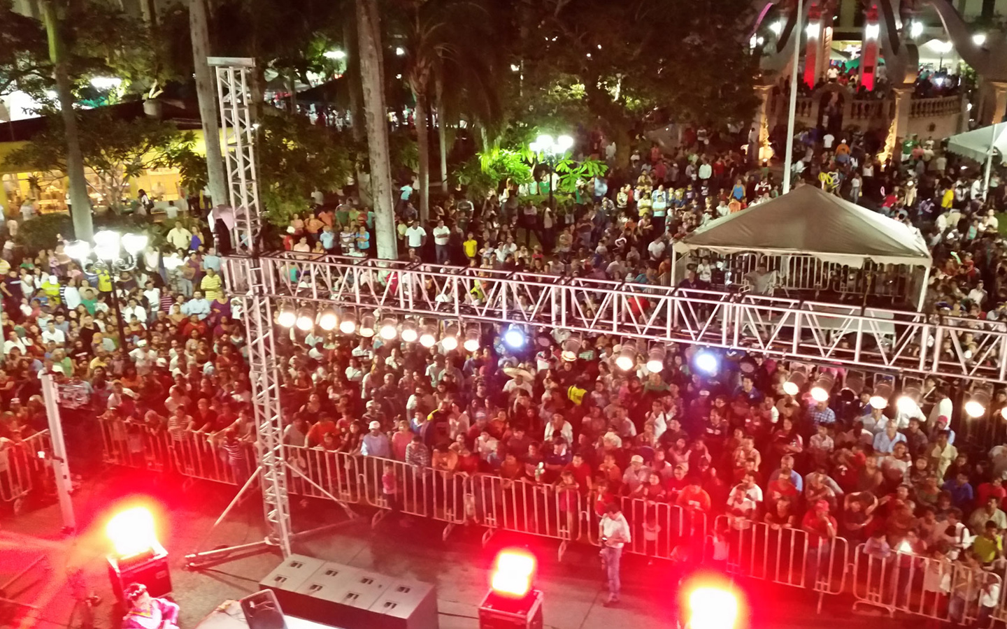 17-las-mejores-luces-iluminacion-informes-eventos-masivos-fiestas-teatro-escenarios-arquitectonica-decorativa-tampico