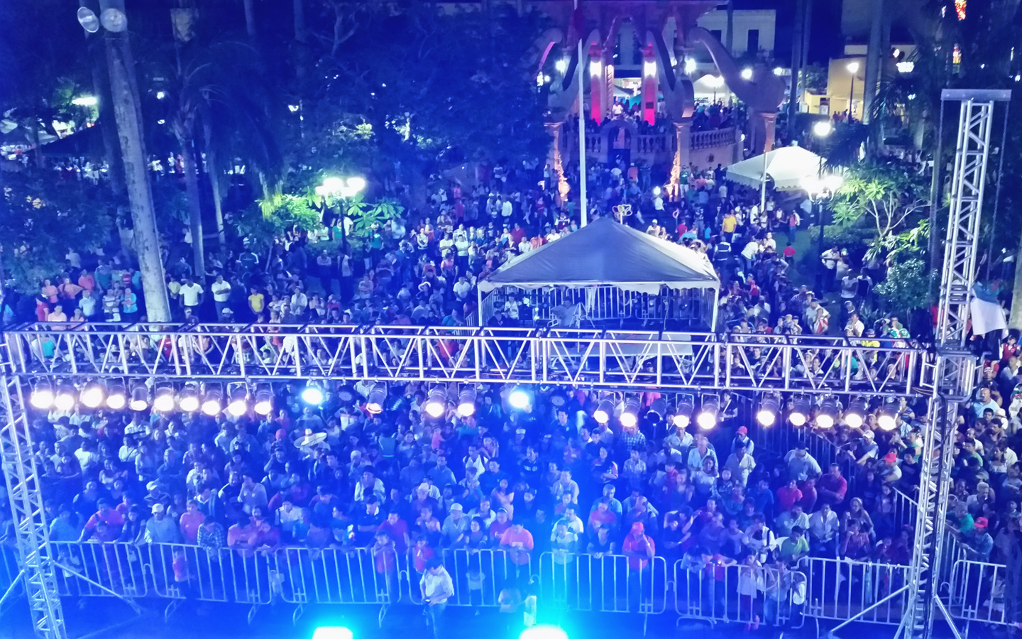 18-renta-de-luces-eventos-masivos-efectos-especiales-torres-iluminacion-luces-roboticas-teatro-equipos-de-iluminacion-en-tampico