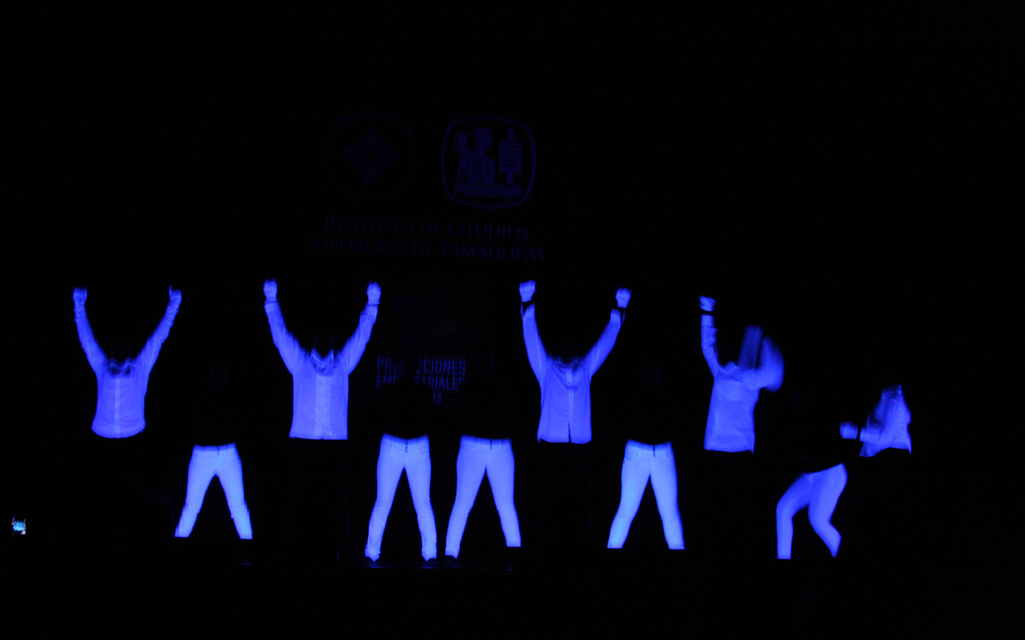 35-como-rentar-luces-iluminacion-neon-fosforescente-para-eventos-fiestas-graduaciones-xv-anos-festivales-escenarios-arquitectonica-decorativa-en-tampico