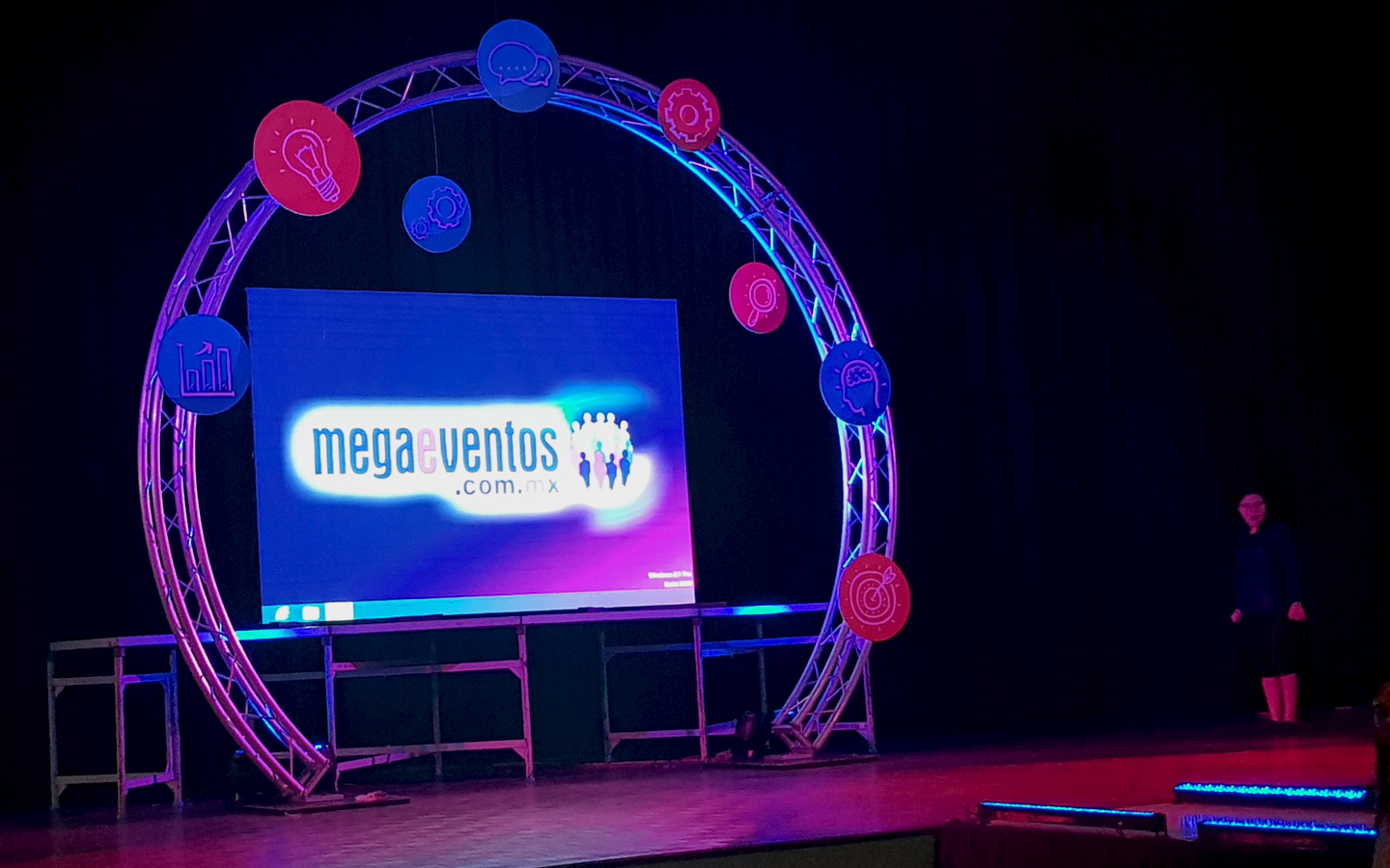 62-donde-rentan-luces-iluminacion-arquitectonica-decorativa-para-eventos-fiestas-graduaciones-xv-anos-bodas-escenarios-tampico