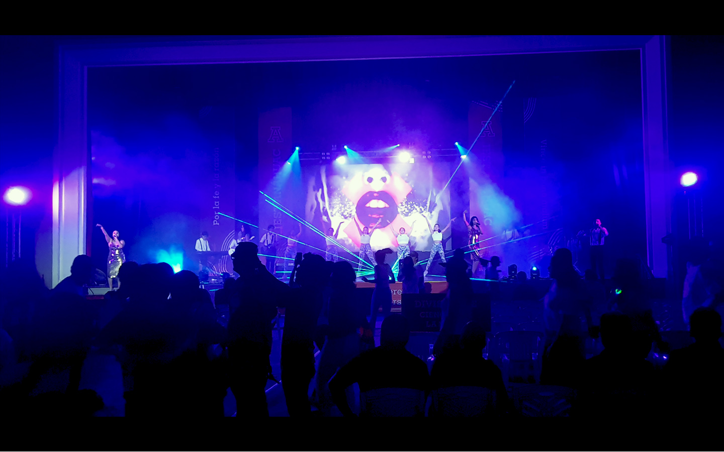 75-las-mejores-luces-iluminacion-eventos-escolares-fiestas-graduaciones-conciertos-xv-anos-bodas-escenarios